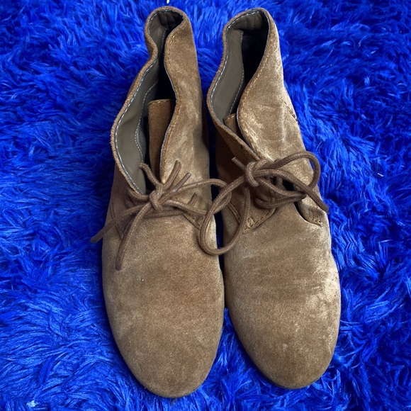 Nine West Caramel Suede Lace Up Closed Toe Lace Wedge Ankle Booties Size 7 - Picture 3 of 11